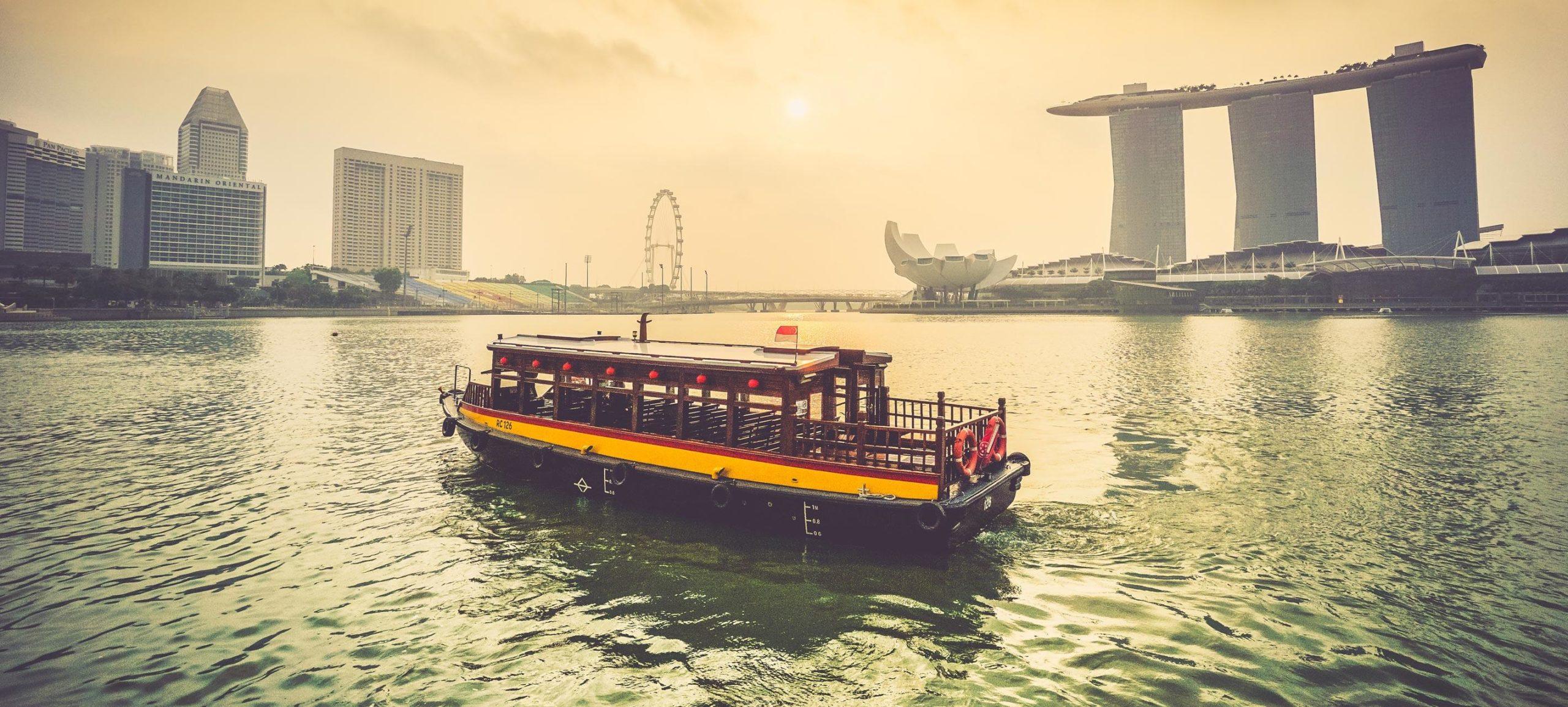 Singapore, boat and ferry. Photo by Mike Enerio on Unsplash
